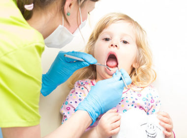 Jak stomatolog szacuję ryzyko rozwoju próchnicy u dziecka?