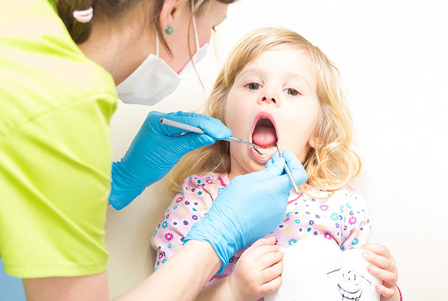 Jak stomatolog szacuję ryzyko rozwoju próchnicy u dziecka?